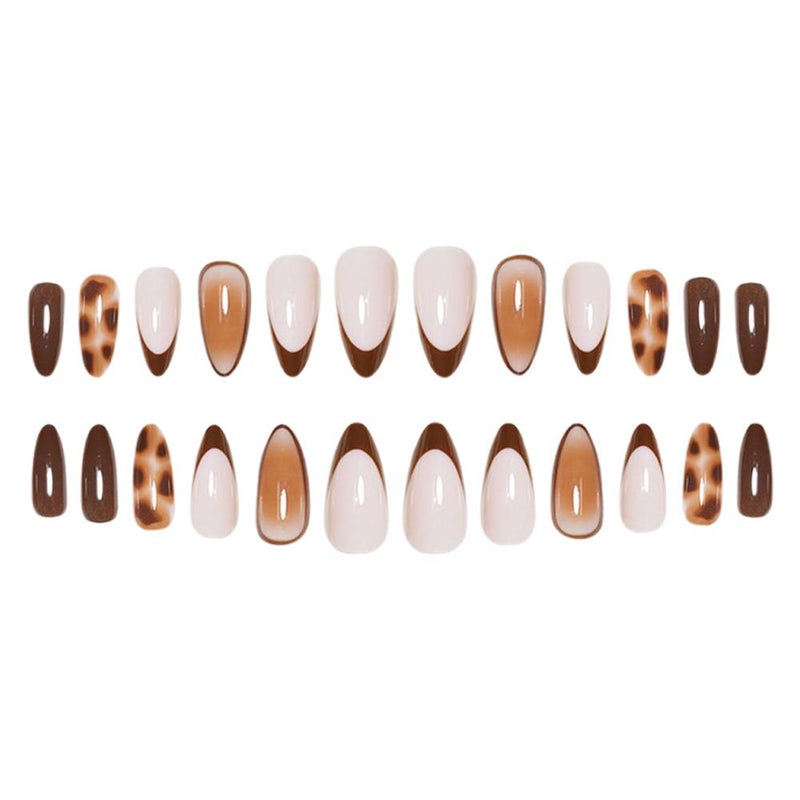 Wearing French leopard print false nail stickers for autumn and winter, giving a sophisticated and flattering look.